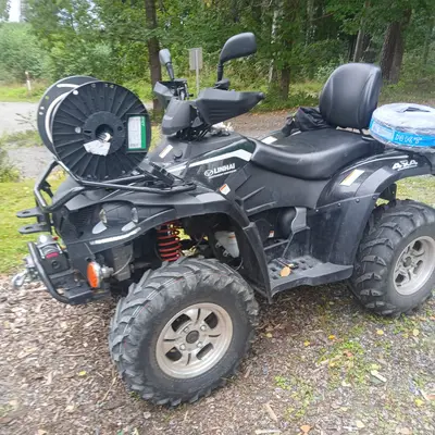 Mönkijä, jonka takana kaapelikela