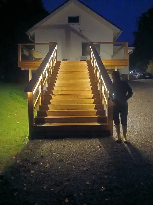 Valaistut ulkoportaat illalla alhaalta kuvattuna
