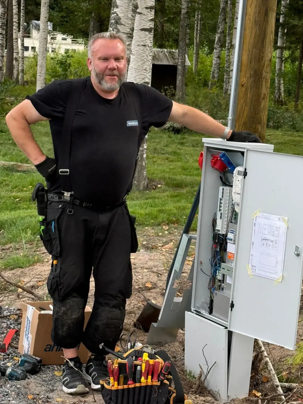 Tero Silander työmaalla asentamansa ulkokeskuksen vieressä