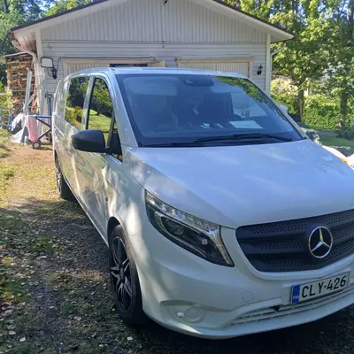 Valkoinen työauto pihalla